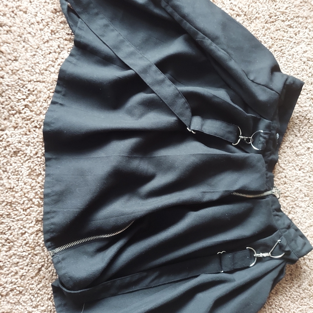 Large Hot Topic pleated skirt black.